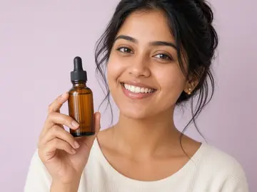 নমুনা ছবি: হাসিমুখে সিরাম ড্রপার হাতে একজন নারী
